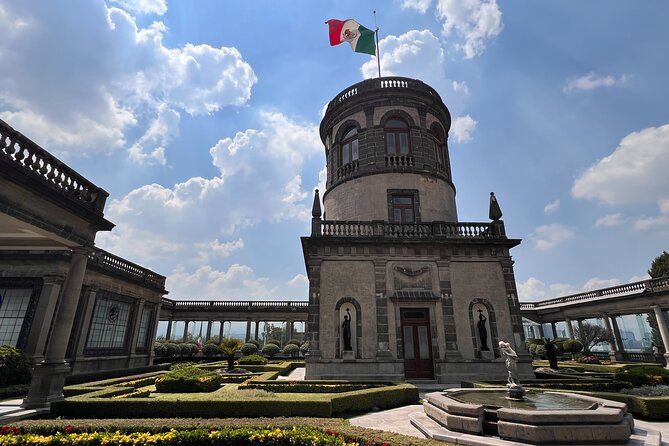 100% private tour in Chapultepec Castle & around (with transport) - From the Gate of the Lions to the Heroic Cadets