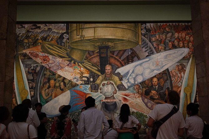 2 Hours of Mexican Muralism with an Art Lover - Walking past palaces and churches on the central avenue