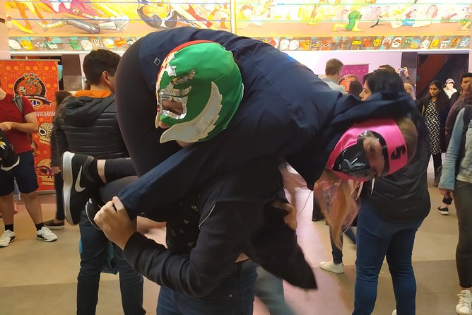 Authentic Lucha Libre Tour : Wrestling School, Tacos & Mezcal - How the guides affect the value