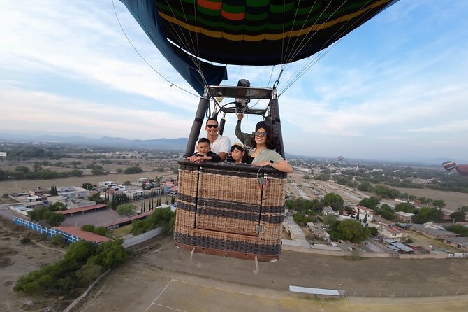Balloon flight + Breakfast + Transportation from CDMX (SMALL GROUP) - Coffee, check-in, and balloon preparation