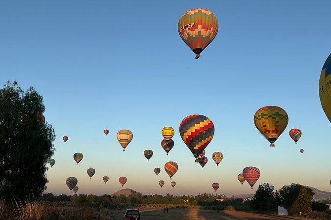 Balloon flight + Breakfast + Transportation from CDMX (SMALL GROUP) - A short stop for Teotihuacan stone and local spirits