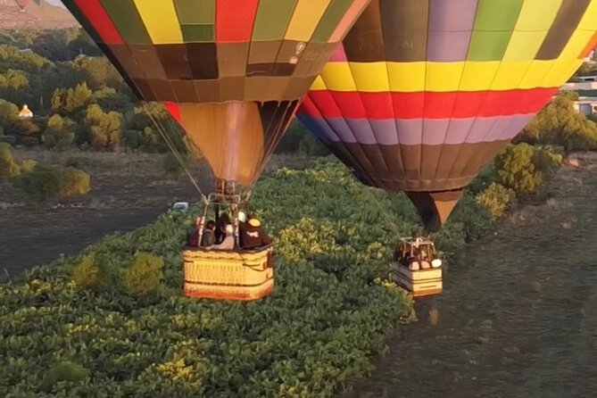 Balloon flight + pick up in CDMX + Breakfast in Cave + Pyramids - Price, group size, and what you receive