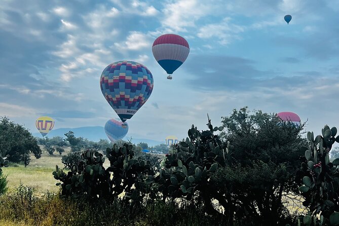 Balloon flight with private transportation and guided tour to Teotihuacán - Landing, toast, and the flight certificate
