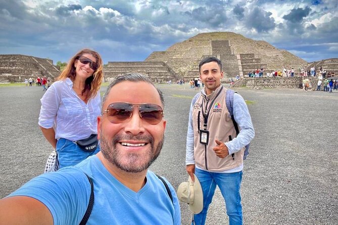 Balloon flight with pyramids tour and transportation from Mexico City - Floating above Teotihuacan at sunrise