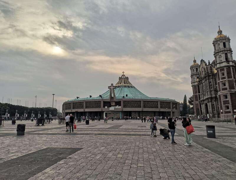 Basilica de Guadalupe: Complete Walking Tour - Finding the guide at La Guadalupana