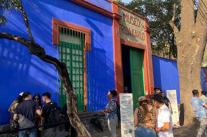 Bike Tour through Colonia Del Valle and Coyoacán / Mexico - Frida Kahlo’s Blue House, seen from the outside