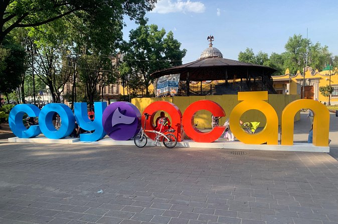 Bike Tour through Colonia Del Valle and Coyoacán / Mexico - Plaza Hidalgo brings the history and lunch together