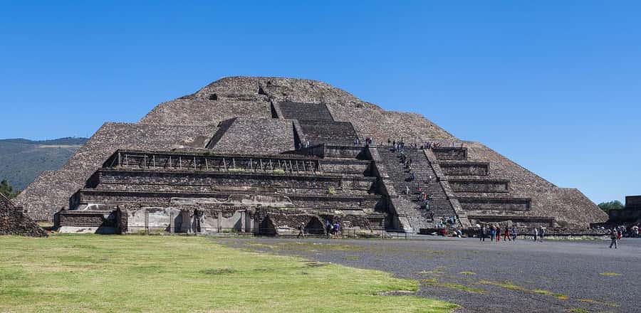CDMX: Early visit to Teotihuacan - How the guides shape the visit