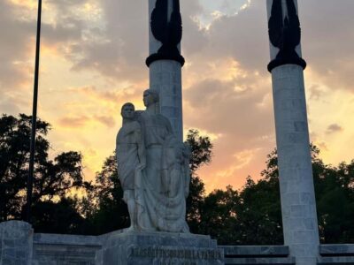 Chapultepec Castle: Private tour with local guide, tickets included