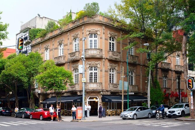 Colonia Roma Food Tour - Plaza Luis Cabrera, a small public room