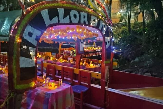 Day of the Dead Night in Xochimilco: Dinner & beer tasting - Dinner and beer pairings on a traditional boat