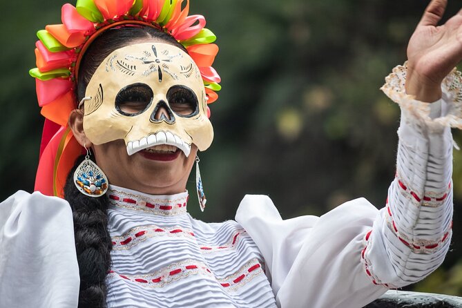 Day of the Dead Tour in Mexico City - The 6:00 pm meeting point and the city ride