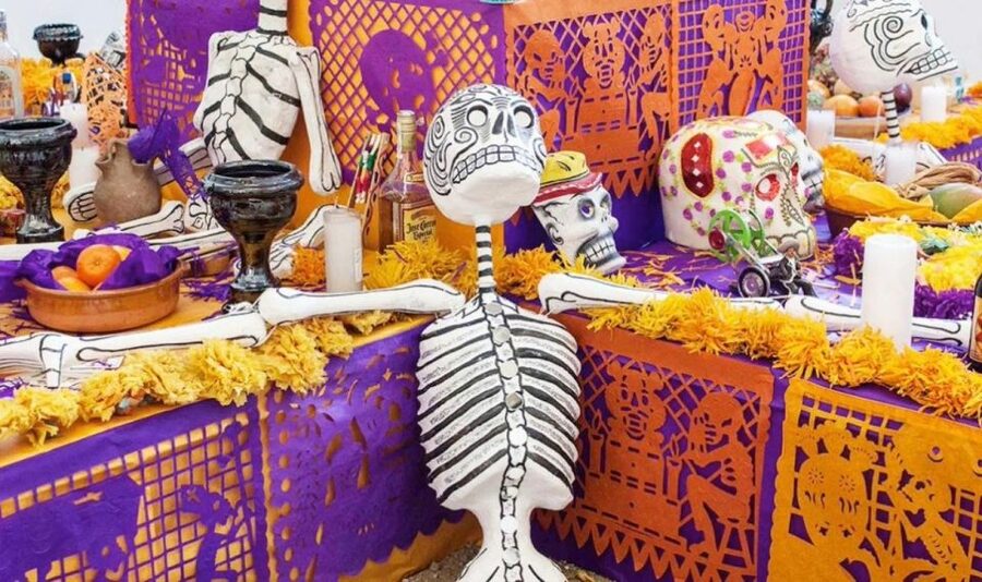 Day of the Dead Tour in San Andres Míxquic From Mexico City - Inside the cemetery and among the ofrendas