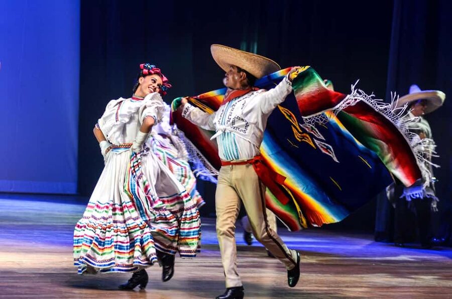 Enjoy the Folkloric Ballet at the Palacio de Bellas Artes - Live music gives the performance its pulse