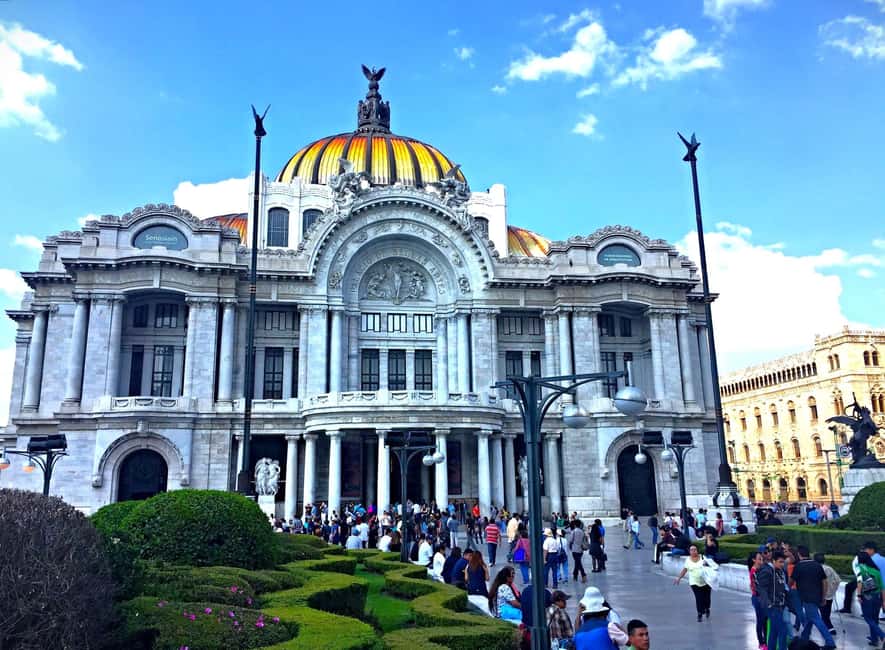 Enjoy the Folkloric Ballet at the Palacio de Bellas Artes - A one-hour itinerary with a clear rhythm