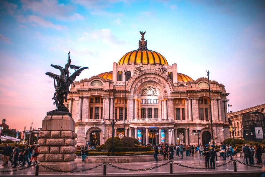 Enjoy the Folkloric Ballet at the Palacio de Bellas Artes - Who will enjoy this performance most?