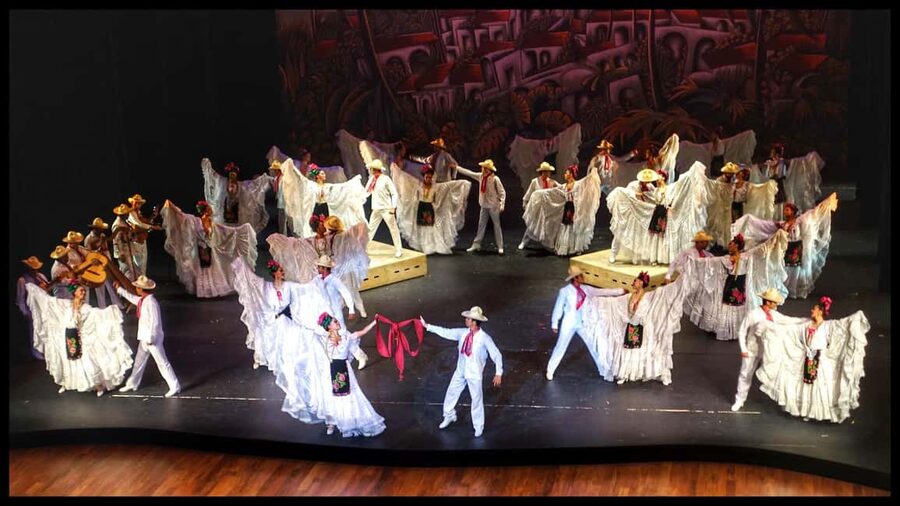 Enjoy the Folkloric Ballet at the Palacio de Bellas Artes - The main dances to watch for