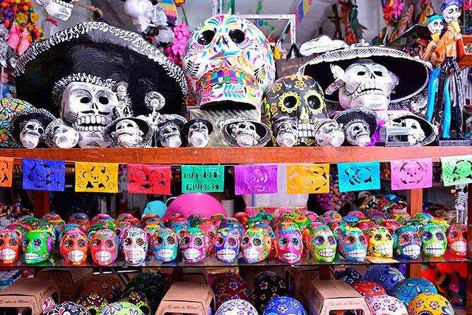 EXCLUSIVE MARKETS TOUR IN MEXICO CITY – Small Groups - Eating at Coyoacán Market