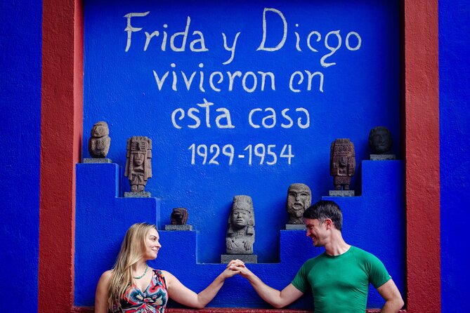 EXCLUSIVE TOUR Frida Kahlo Museum - SMALL GROUPS - Meeting the Guide and Entering the Blue House