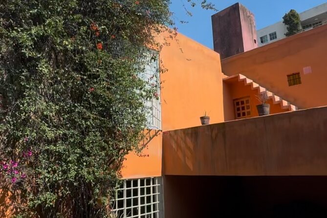 EXCLUSIVE TOUR Luis Barragán Casa Ortega - small groups - Entering the house: wood, stone, and controlled light
