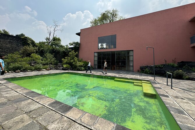 EXCLUSIVE TOUR Luis Barragán Casa Pedregal - small groups - The role of the guide