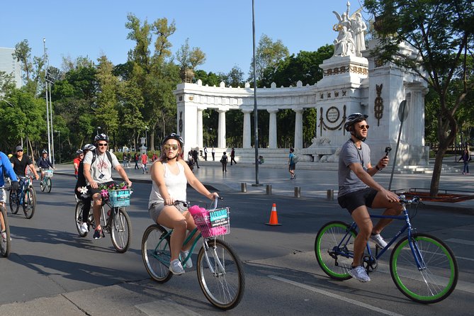 Explore Chapultepec & Mexico City sights by Bike - El Ángel and the meaning of El Grito