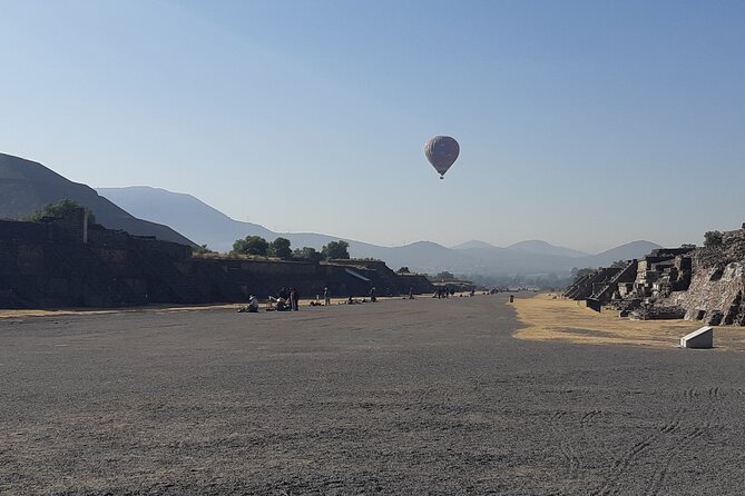 Flight in Globe, visit archaeological area, breakfast and transport - Why Teotihuacan works best from the air