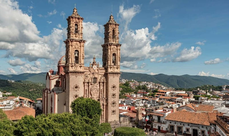 From Mexico City: 10-Hour Cuernavaca and Taxco Tour - Guides, language, and the shared vehicle