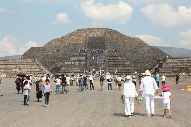 Full-Day Teotihuacan Hot Air Balloon Tour from Mexico City Including Transport - The sparkling wine toast and buffet breakfast