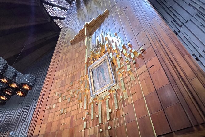 Full Visit of the Virgin of Guadalupe's village in private tour - The new Basilica and the tilma