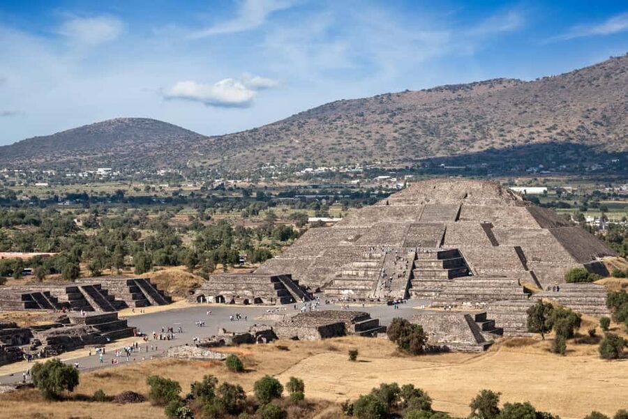 Guided tour of Mexico City: Teotihuacan, Guadalupe, and the Mexica city of Tlatelolco - The Basilica of Guadalupe and a living religious tradition