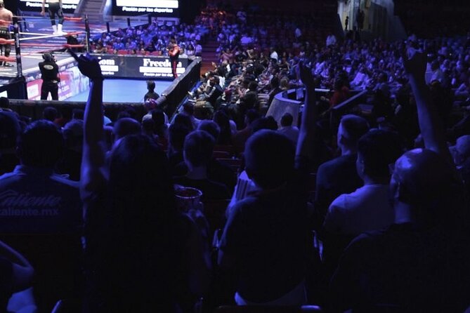 Mexican Wrestling and Gastronomy Show - Guides who keep the evening moving