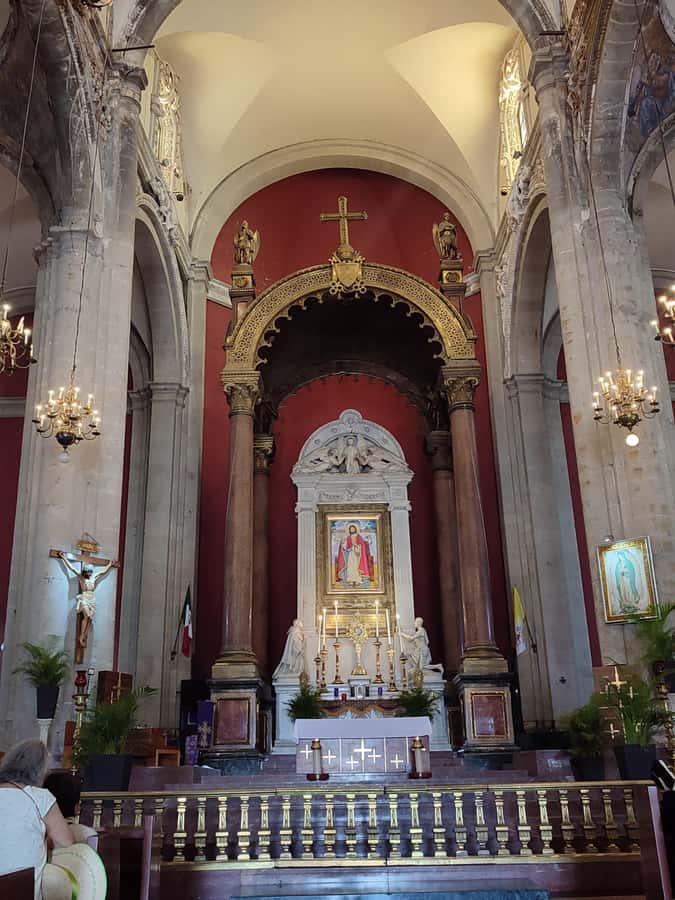 Mexico City: Basilica of Guadalupe Complex Tour - Arriving at the basilica and finding your guide