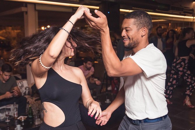 Mexico City CDMX Salsa Lovers Dance Experience - Joining a group instead of facing the club alone