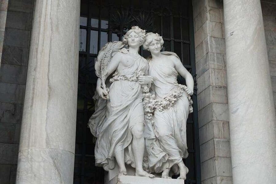 Mexico City: Exclusive Tour of Palacio de Bellas Artes - Entering the palace and meeting your guide