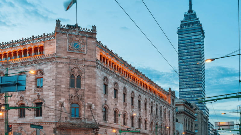 Mexico City: Guided walking tour through the most historic parts of the city. - Seeing the Templo Mayor beside modern Mexico City