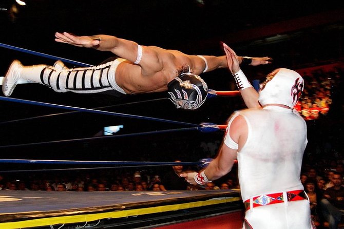 Mexico City: Lucha Libre wrestling show tickets - From hotel pickup to Arena Mexico