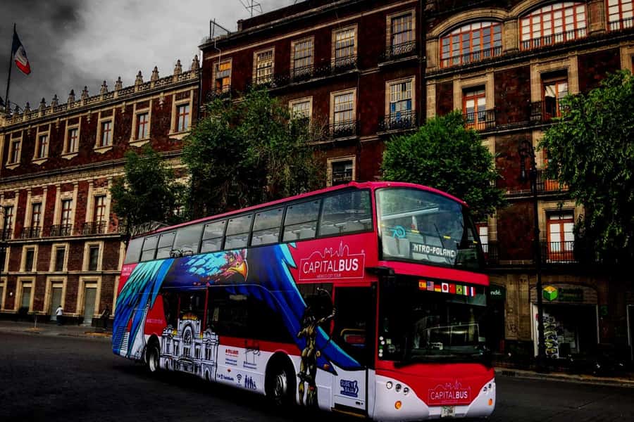 Mexico City: Night Bus Tour - Zócalo to the Cathedral: a strong beginning