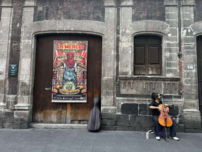 Mexico City: Old Town Food Tour of 7 Tastings & Secret Dish - Meeting your guide near the Pino Suárez subway