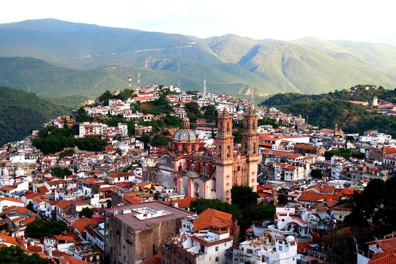Mexico City: Taxco & Cuernavaca Tour with Pre-Hispanic Mine - The guides and bilingual service