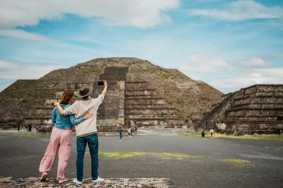 Mexico City: Teotihuacan, Tlatelolco & Guadalupe Shrine Tour - Guadalupe Shrine: religion, identity, and a famous cloak
