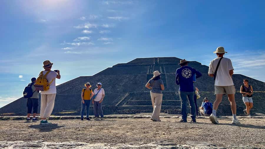 Mexico City: Teotihuacan, Tlatelolco & Guadalupe Shrine Tour - The guides are the biggest strength
