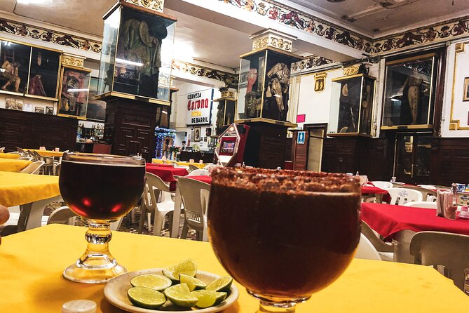Mexico City Tequila and Mezcal historic bar experience - The role of the guide in a six-person group