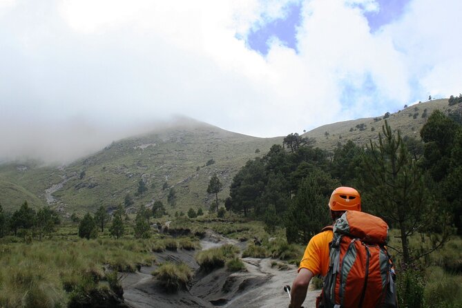 Mountaineering Malinche (4,460 meters) - The meadow and the first clear view of the summit