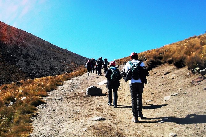 Nevado de Toluca (Walk through the lagoons of the Sun and the Moon) - Walking down to the Sun and Moon lagoons