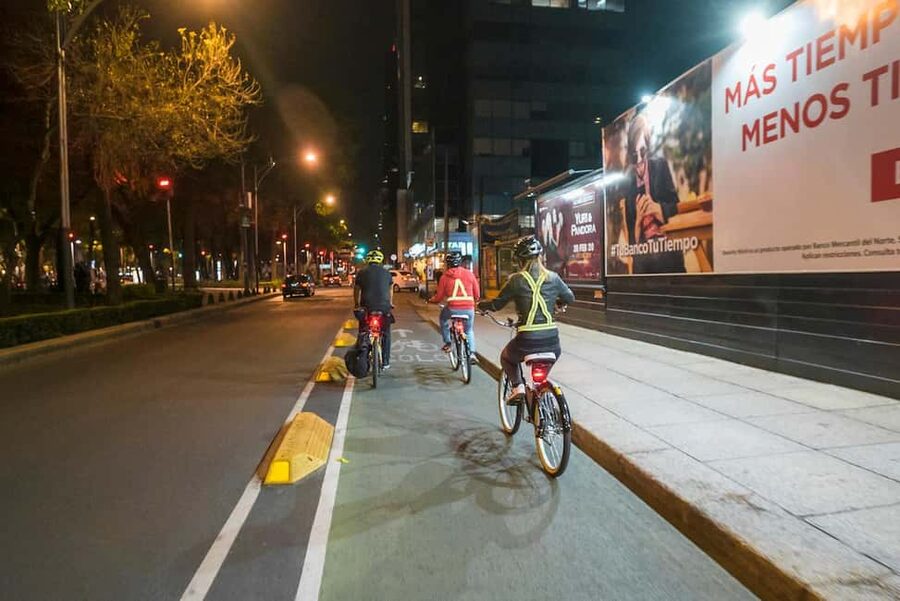 Night Street Food Bike Tour Mexico City - Reforma and the corn-on-the-stick stop