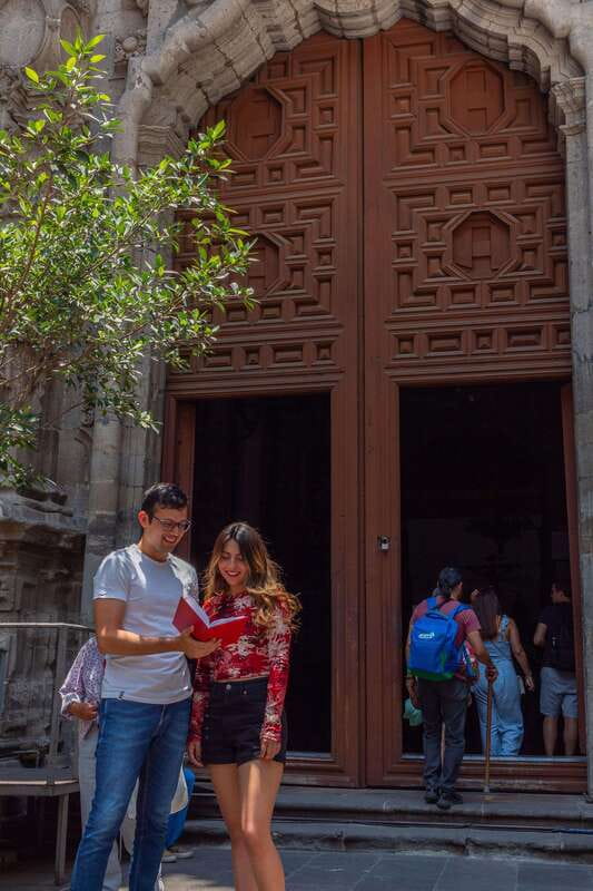 Poetry tour Mexico City - What the small group and languages mean for you