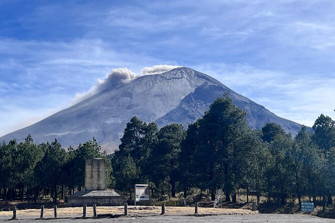 Private Hike next to volcano at 14800 ft. from Mexico city - The early pickup and the long road to Paso de Cortés
