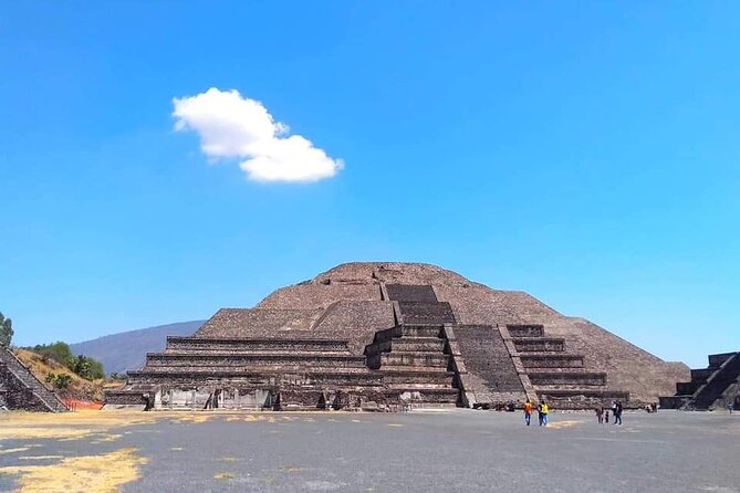 Private Tour Pyramids of Teotihuacan - The obsidian and drink stop adds local context
