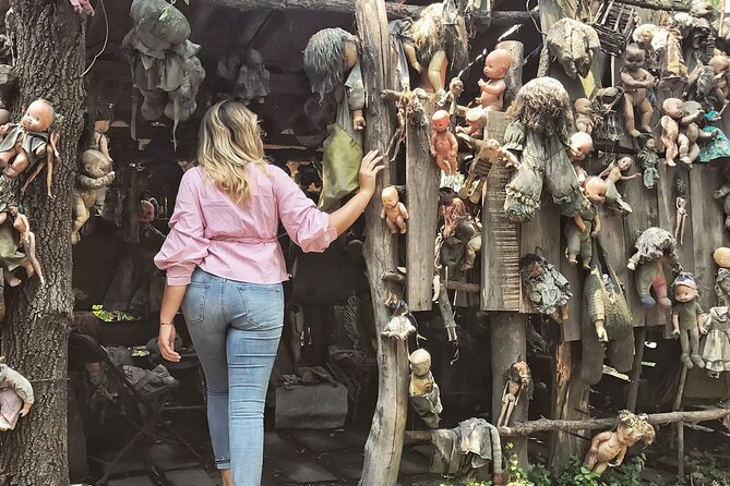 Private tour to the spooky Island of the Dolls in Xochimilco - Setting out by trajinera through Xochimilco